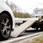 Zerwany pasek osprzętu w trasie: kiedy stop, a kiedy ostrożny dojazd?